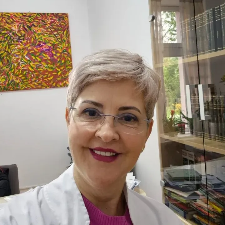 Corina Ștefan, medic primar psihiatru, zâmbind